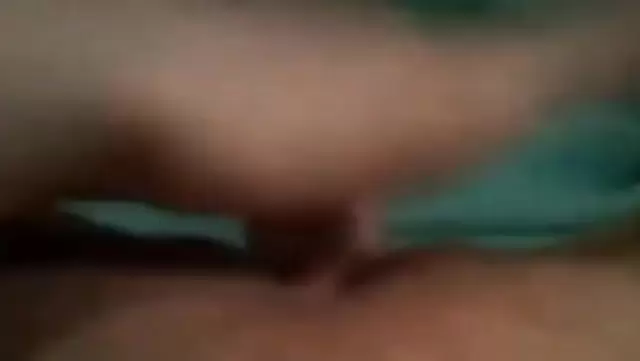 Uzbek girl stretched her pussy with her fingers